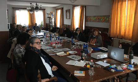 A r&eacute;sztvevők Vaszk&oacute; Csaba tr&eacute;ner előad&aacute;s&aacute;t hallgatj&aacute;k.