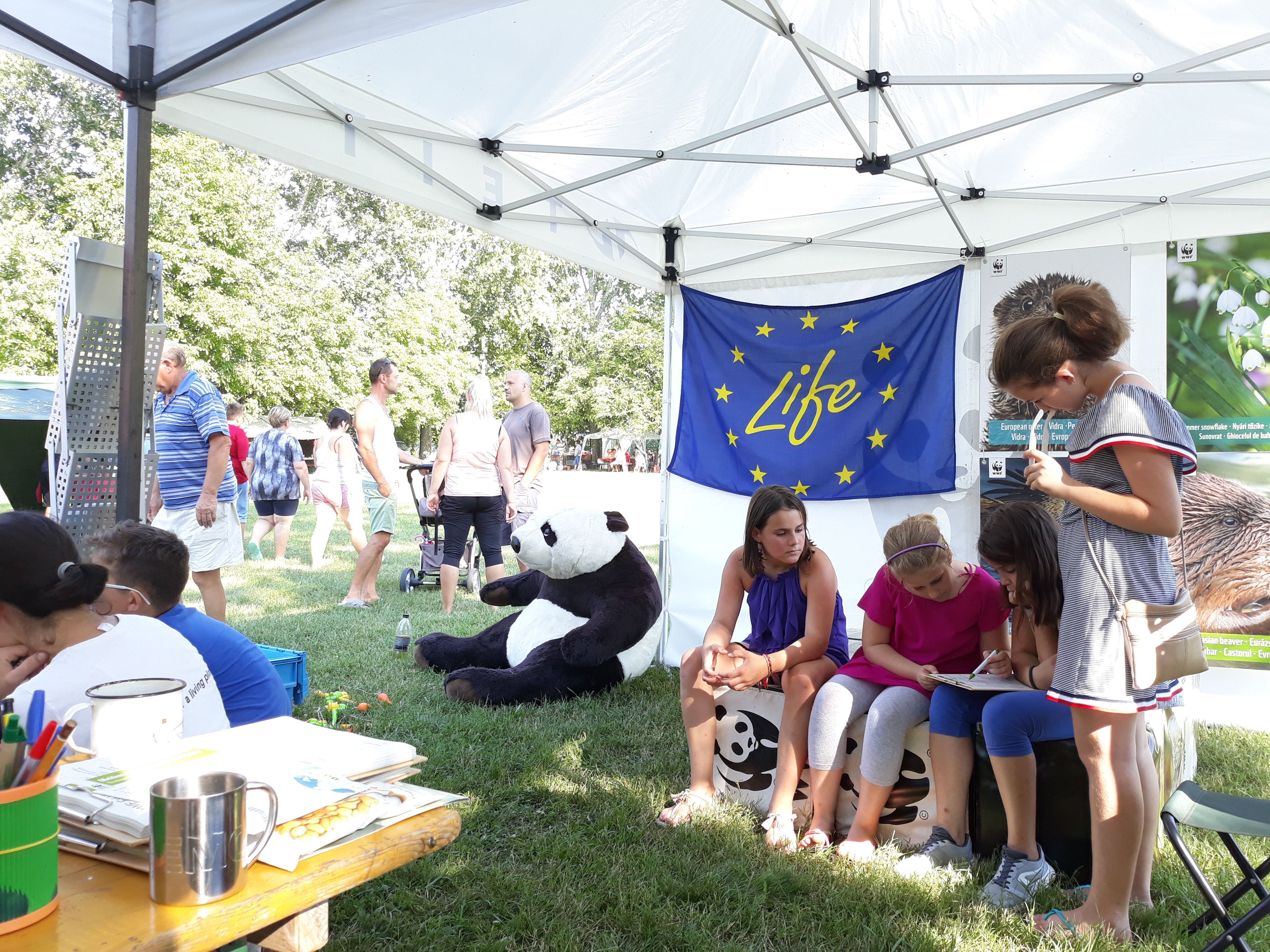 A gyerek k&ouml;z&ouml;sen pr&oacute;b&aacute;lj&aacute;k megfejteni a rejtv&eacute;nyt. 