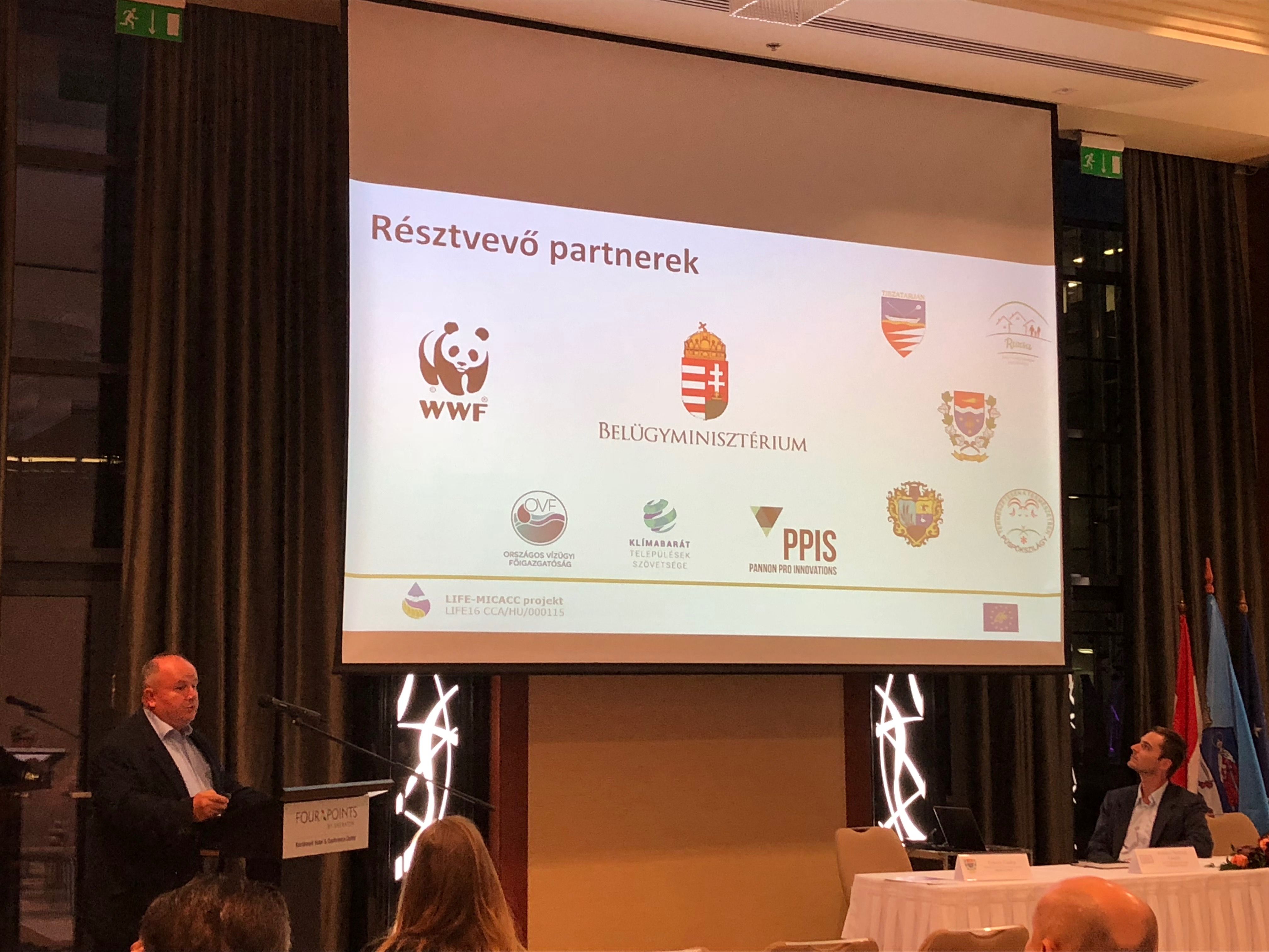 Fekete Csaba (B&aacute;tya, alpolg&aacute;rmester) prezent&aacute;ci&oacute;j&aacute;t hallgatj&aacute;k a r&eacute;sztvevők. 