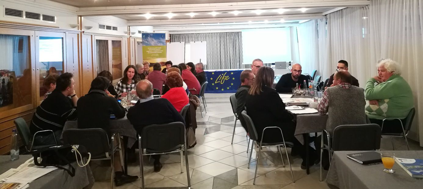 Az egy&uuml;ttműk&ouml;dő &ouml;nkorm&aacute;nyzatok k&eacute;pviselői konzult&aacute;lnak a szak&eacute;rtőkkel. 