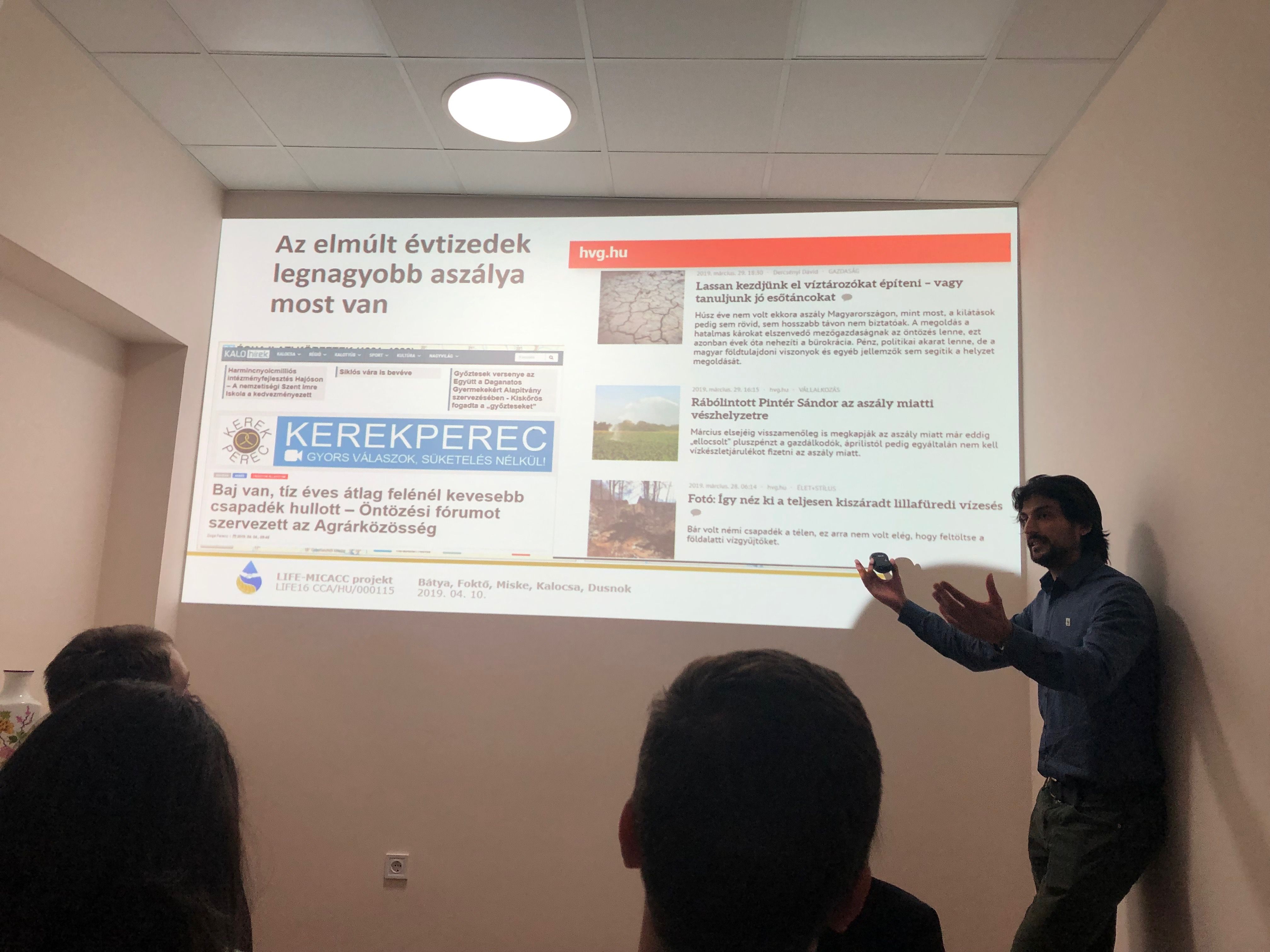 Farkas M&aacute;ty&aacute;s, a WWF Magyarorsz&aacute;g Alap&iacute;tv&aacute;ny munkat&aacute;rsa az &eacute;ghajlatv&aacute;ltoz&aacute;s hat&aacute;sait mutatja be a megjelent v&iacute;zgyűjtő &ouml;nkorm&aacute;nyzatok k&eacute;pviselőinek. 