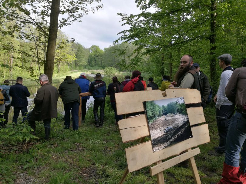 A lengyel &Aacute;llami Erd&eacute;szet munkat&aacute;rsai k&ouml;rbevezetik a csapatot az erdőben. 