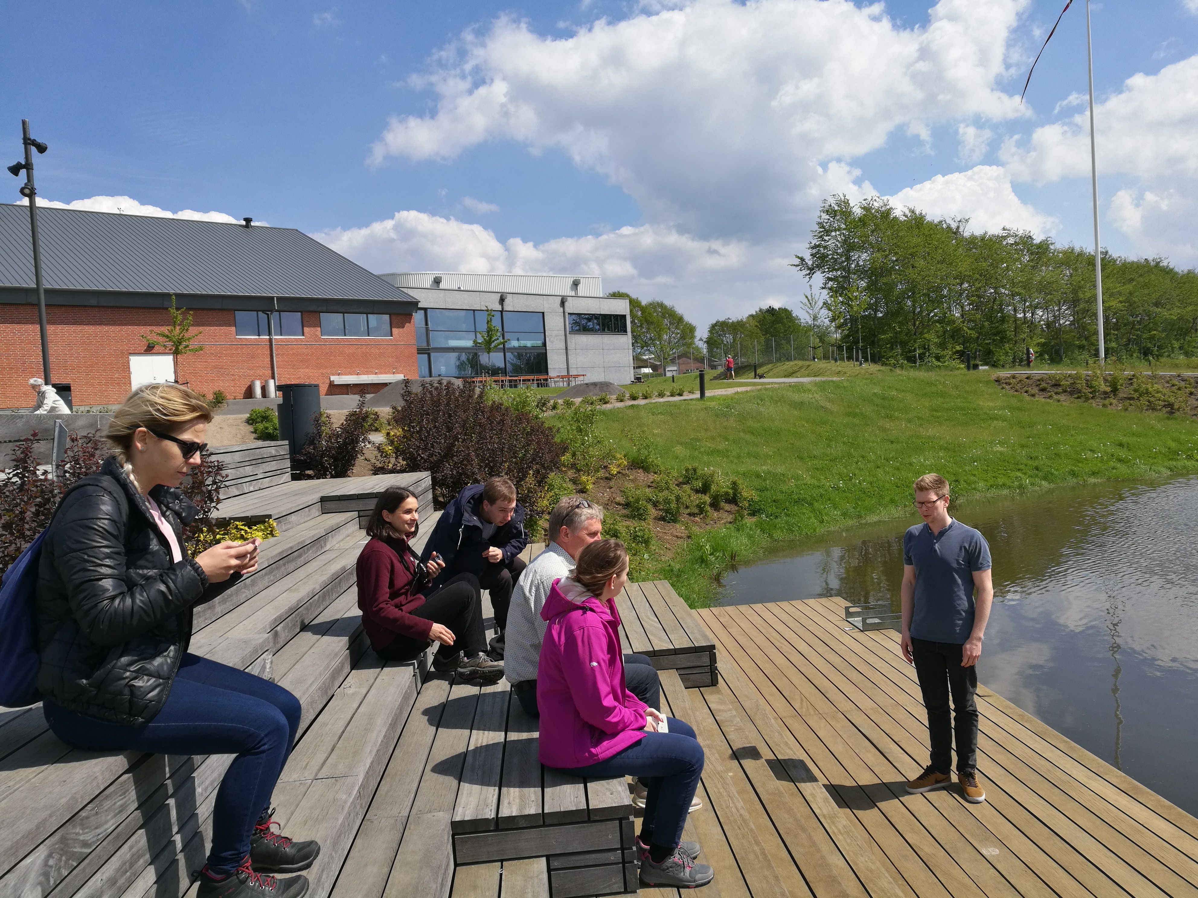 A r&eacute;sztvevők a &bdquo;Coast2Coast Climate Challenge&rdquo; integr&aacute;lt projekt keret&eacute;ben megval&oacute;sult esőv&iacute;z-kezel&eacute;si megold&aacute;sokr&oacute;l hallgatj&aacute;k a d&aacute;n koll&eacute;ga besz&aacute;mol&oacute;j&aacute;t. 