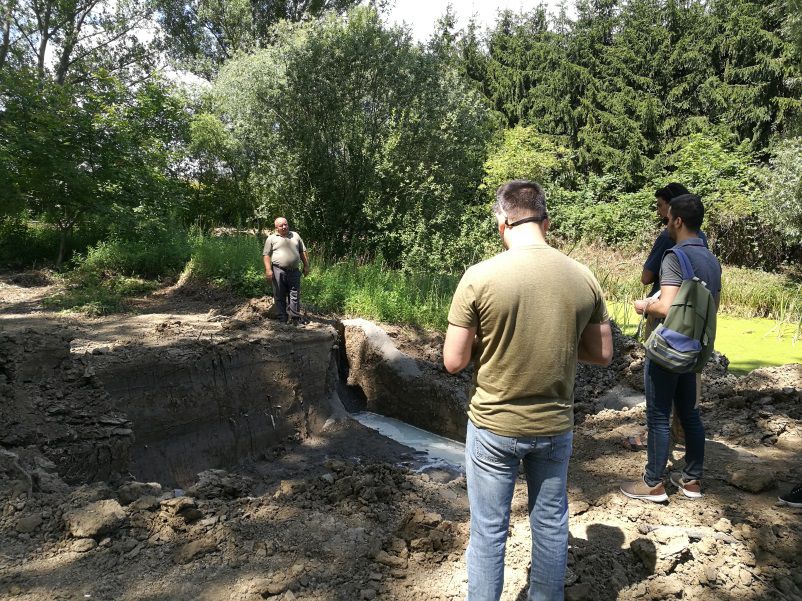 Tordai S&aacute;ndor p&uuml;sp&ouml;kszil&aacute;gyi polg&aacute;rmestere k&ouml;rbevezeti a di&aacute;kokat a pilot helysz&iacute;nen. 