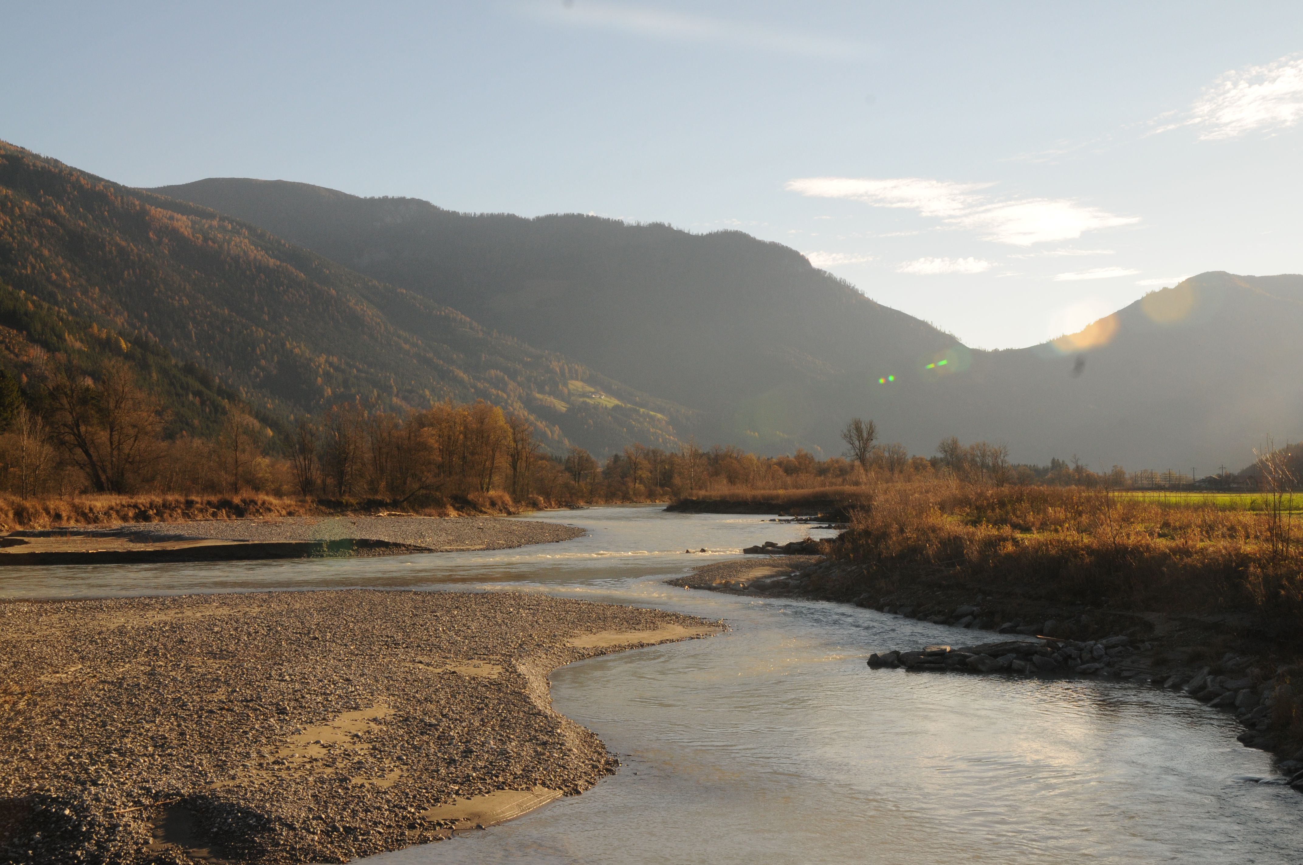 In the broadened riverbed, the reef formation began, and the deepening of the riverbed stopped. With the in-ground stone spurs, the river would not be able to break the river wall beyond a certain point.