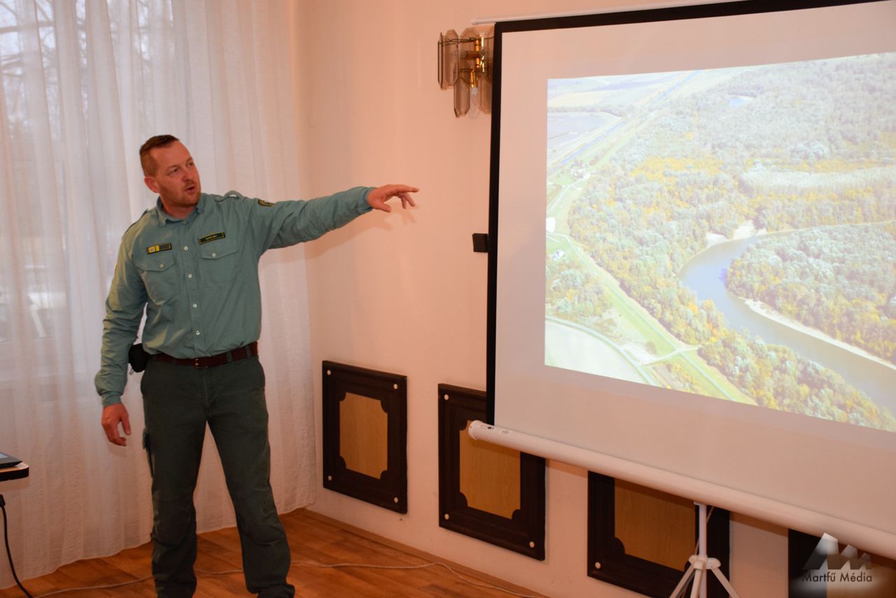 &Aacute;kos Monoki is giving a presentation about the local nature park