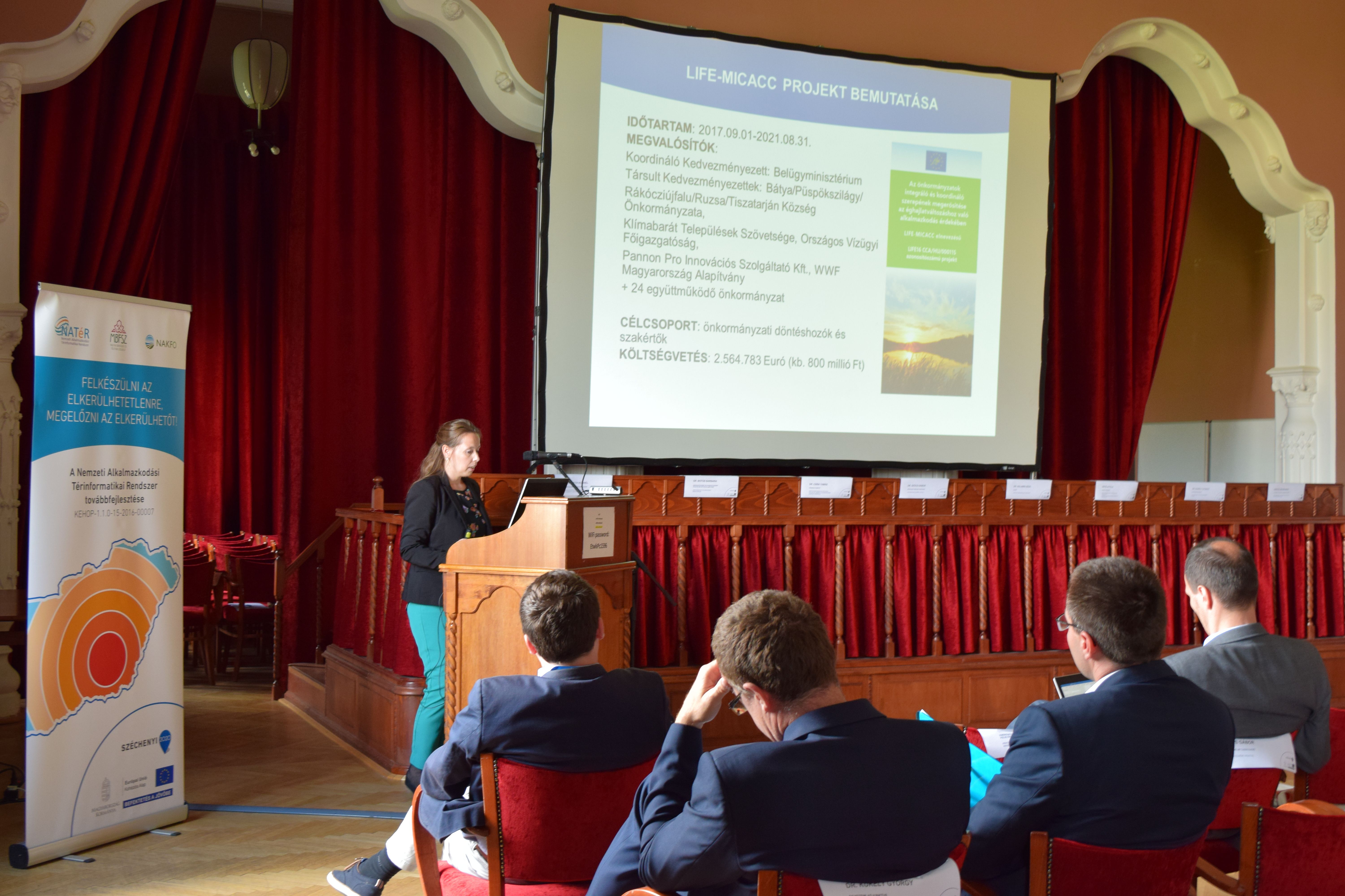 Hercig Zsuzsanna (Bel&uuml;gyminiszt&eacute;rium, szakmai vezető) bemutatja a LIFE-MICACC projektet a r&eacute;sztvevőknek.