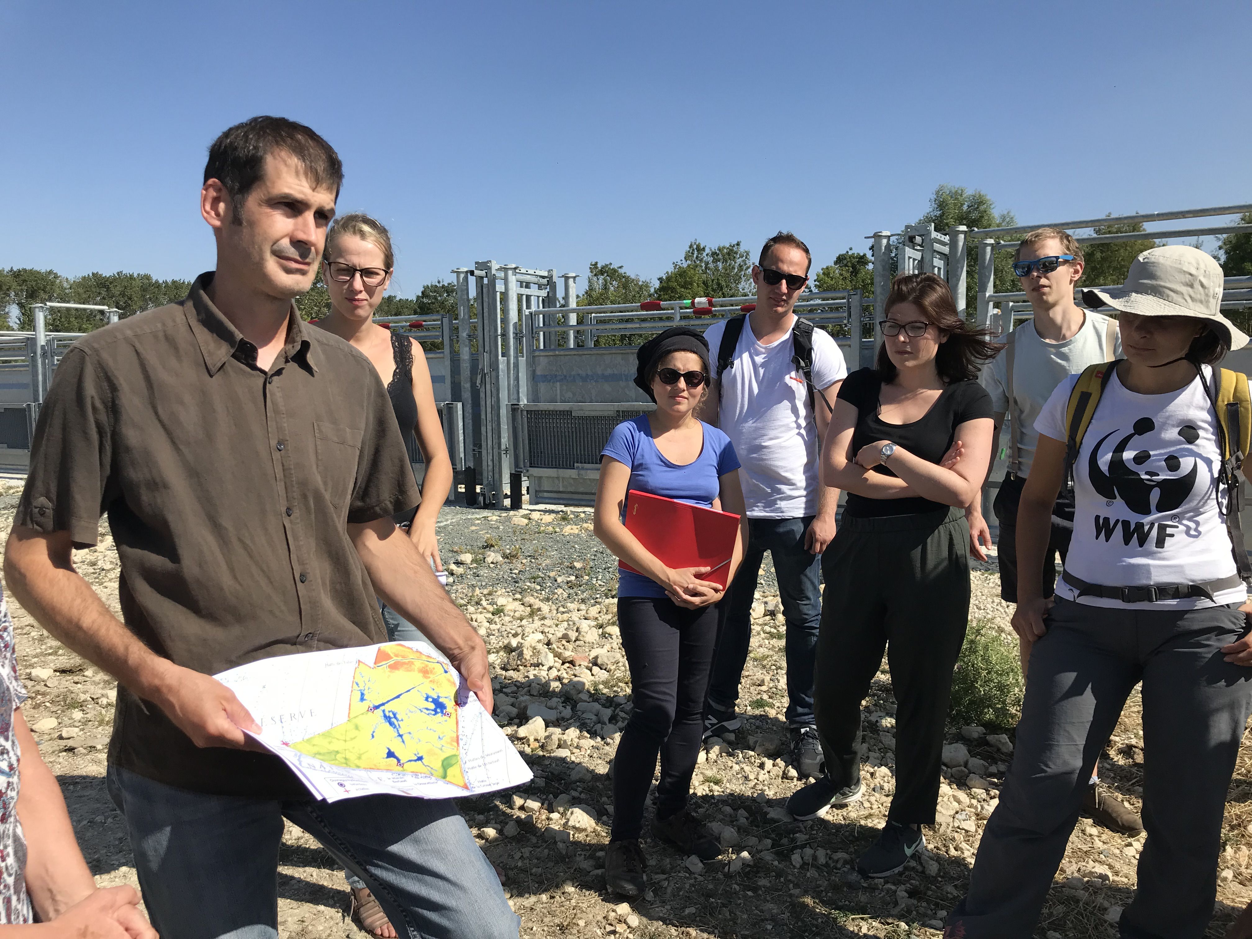 A helyi v&iacute;z&uuml;gyi hat&oacute;s&aacute;g szakembere a ter&uuml;let hidrol&oacute;giai &eacute;s dombozati viszonyair&oacute;l besz&eacute;l. 