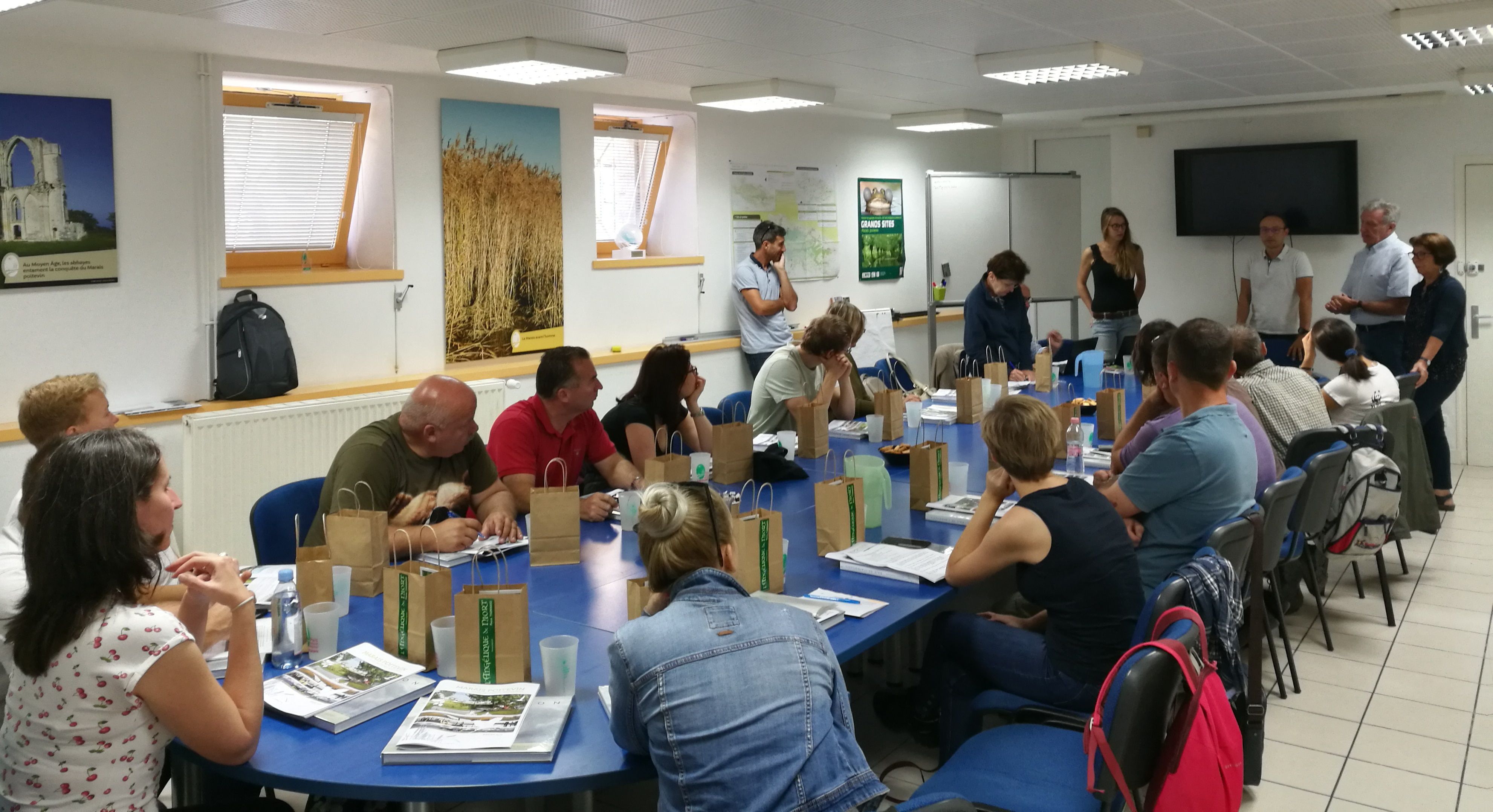 Marais-Poitevin Regional Park's Officer welcomes the Hungarian group.