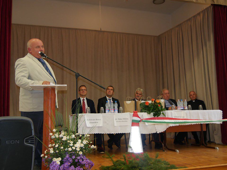 S&aacute;ndor Tordai, Mayor of P&uuml;sp&ouml;kszil&aacute;gy, welcomes the audience