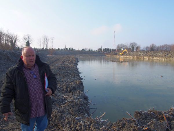 Fekete Csaba B&aacute;tya polg&aacute;rmestere a terepen ellenőrzni, hogy minden a tervek szerint halad-e.