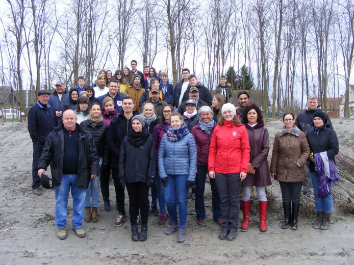 A fa&uuml;letet&eacute;sen r&eacute;szt vett projekt partnerek &eacute;s a helyi lakoss&aacute;g, akik r&eacute;szt vettek a facsemet&eacute;k el&uuml;ltet&eacute;s&eacute;ben. 