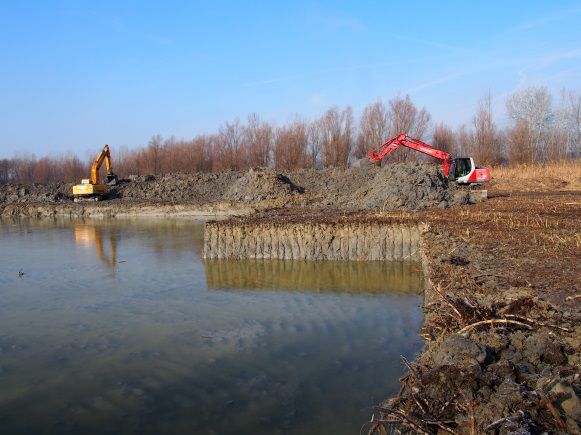B&aacute;tya&rsquo;s multi-basin reservoir lake
