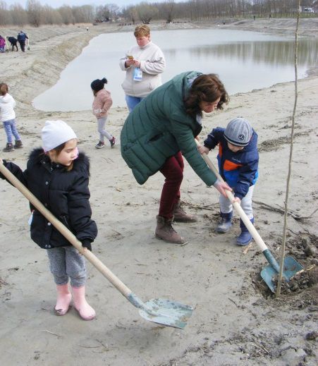 Planting trees with the kindergarteners, primary school students and civil guards