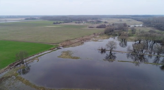 J&oacute;l szab&aacute;lyozhat&oacute;, ideiglenes elz&aacute;r&aacute;s a levegőből: jobb oldalon a kasz&aacute;l&oacute;t el&aacute;rasztott&aacute;k, viszont a bal oldalon l&aacute;that&oacute; sz&aacute;nt&oacute;kon nincs felsz&iacute;ni v&iacute;z &ndash; Fot&oacute;: Toldi Csaba